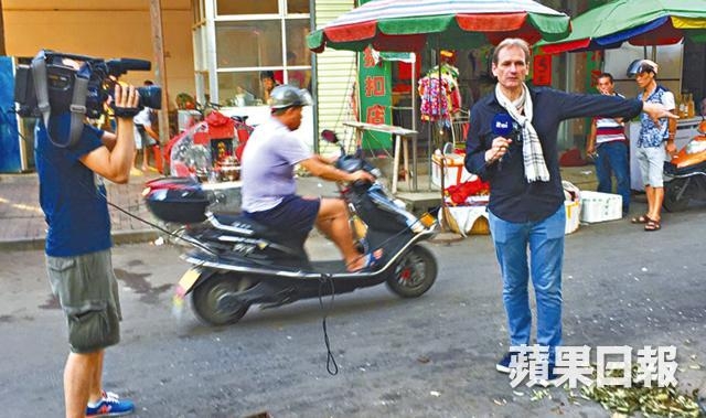 現在智慧型手機這麼發達 為什麼還要扛這麼大的攝影機 ??