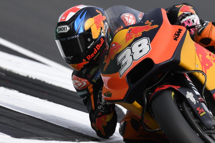 Lorenzo 在陰晴不定天氣奪下 2018 英國站桿位 Lorenzo 在陰晴不定天氣奪下 2018 英國站桿位