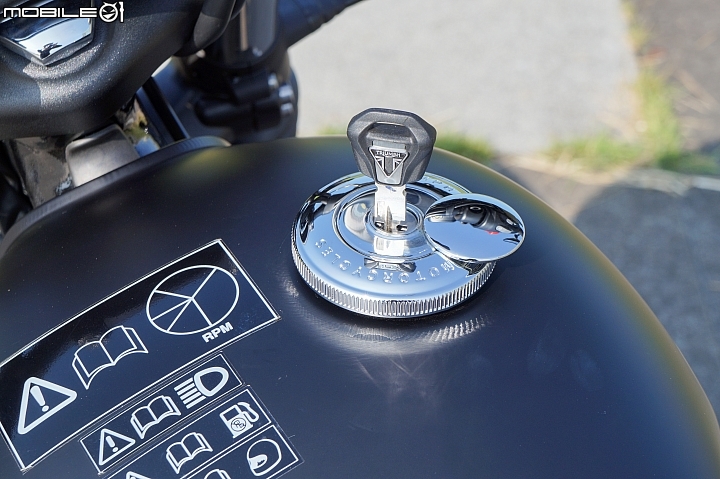 2018 TRIUMPH Bonneville Bobber Black 專屬騎士的黑色美學