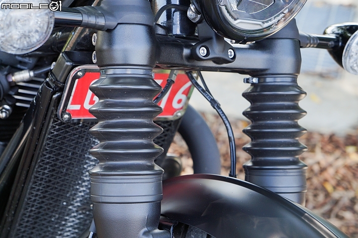2018 TRIUMPH Bonneville Bobber Black 專屬騎士的黑色美學
