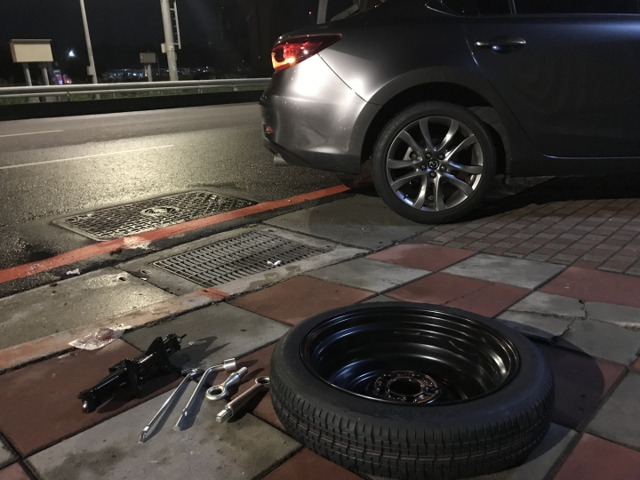 2017年式 MAZDA 6  65快速道路 時速130 爆胎就是穩.不晃~~