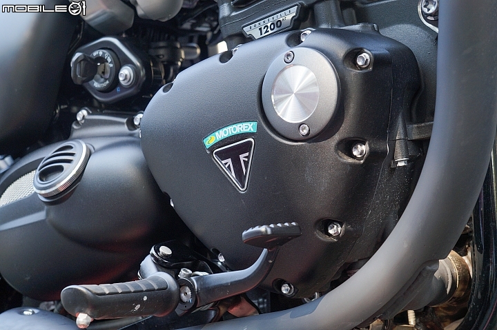 2018 TRIUMPH Bonneville Bobber Black 專屬騎士的黑色美學