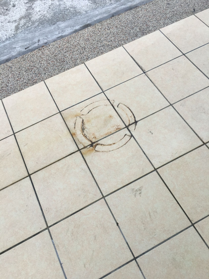 地板磁磚有洗不起來的鐵銹和油汙，有什麼辦法處理？