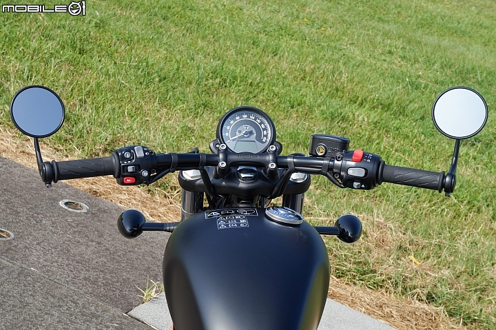 2018 TRIUMPH Bonneville Bobber Black 專屬騎士的黑色美學