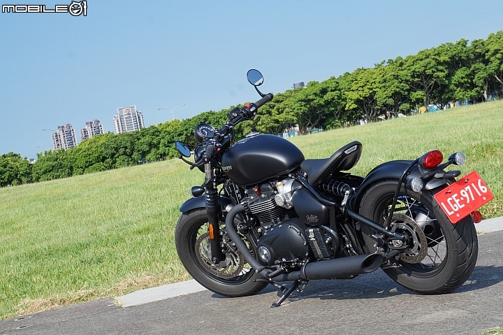 2018 TRIUMPH Bonneville Bobber Black 專屬騎士的黑色美學