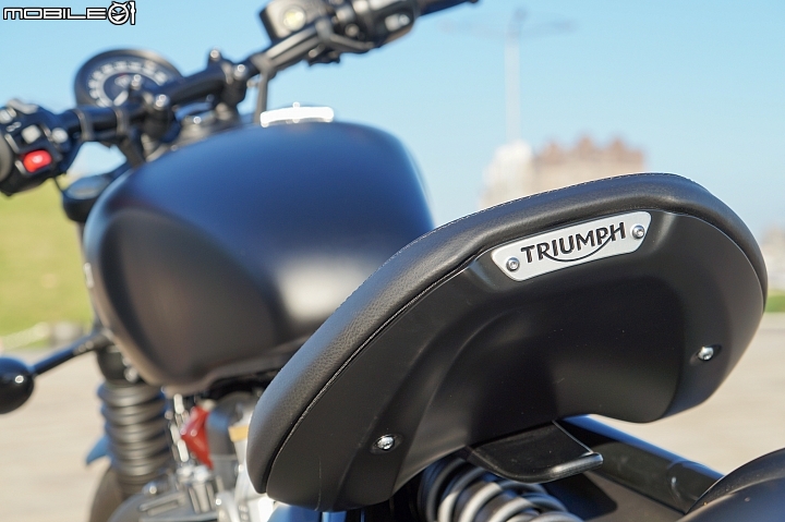 2018 TRIUMPH Bonneville Bobber Black 專屬騎士的黑色美學