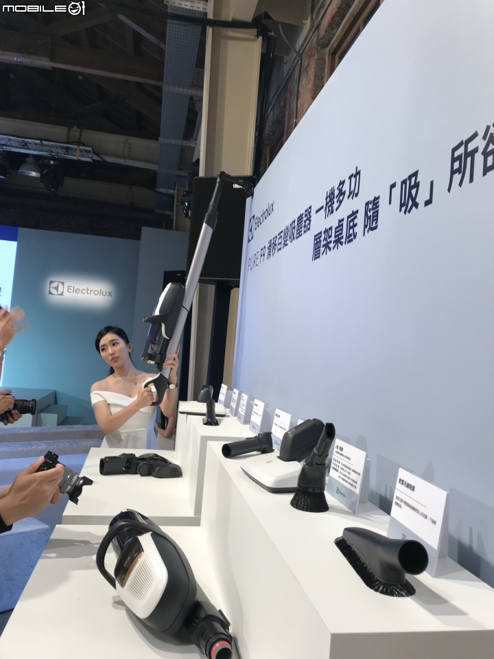 【大叔愛掃地之夫人篇】訓練小孩做家事的其中一個好方法，就是帶著他去參加伊萊克斯Electrolux《PURE F9滑移百變吸塵器》體驗活動!