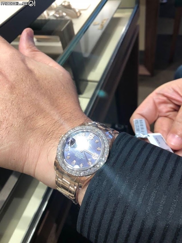 開箱  買勞就是要閃 不閃不買 既然水貨沒便宜多少  這次就買AD