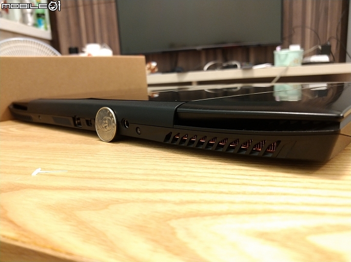 [不專業開箱] GIGABYTE SabrePro 15-W8 高質感平價電競筆電
