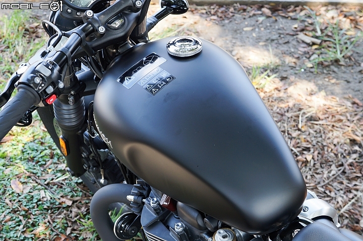 2018 TRIUMPH Bonneville Bobber Black 專屬騎士的黑色美學