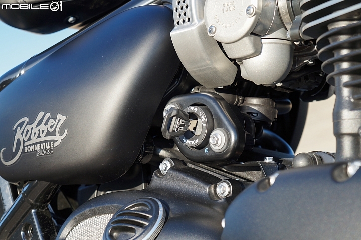 2018 TRIUMPH Bonneville Bobber Black 專屬騎士的黑色美學