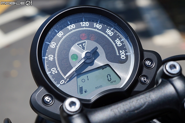 2018 TRIUMPH Bonneville Bobber Black 專屬騎士的黑色美學