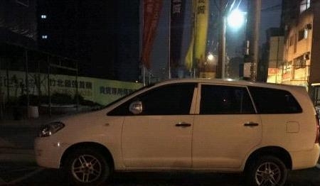請問這廣告和車輛可以檢舉嗎?