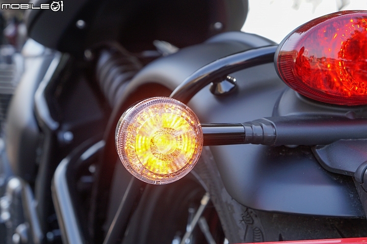 2018 TRIUMPH Bonneville Bobber Black 專屬騎士的黑色美學