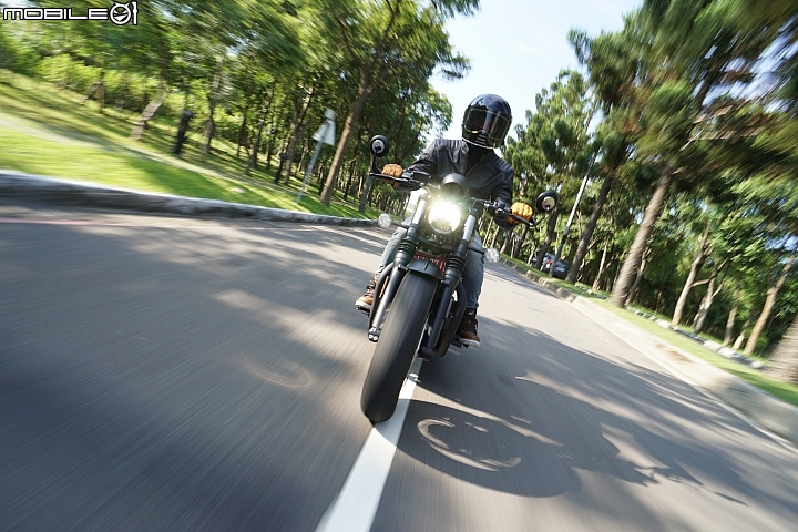 2018 TRIUMPH Bonneville Bobber Black 專屬騎士的黑色美學