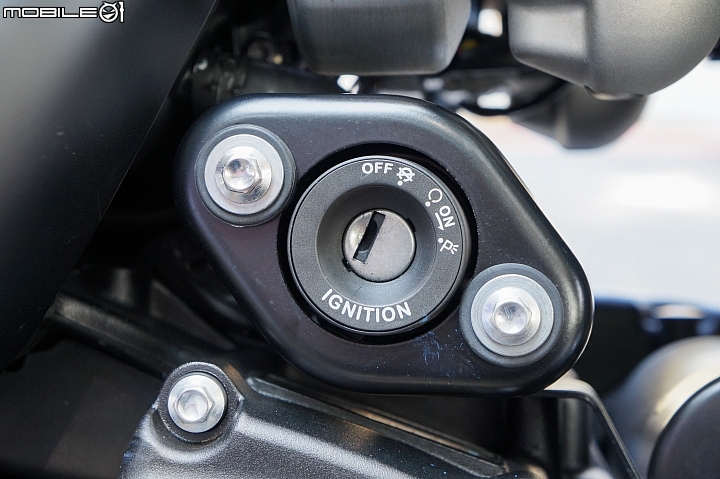 2018 TRIUMPH Bonneville Bobber Black 專屬騎士的黑色美學