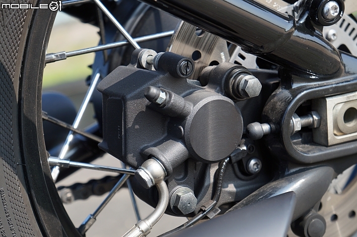 2018 TRIUMPH Bonneville Bobber Black 專屬騎士的黑色美學
