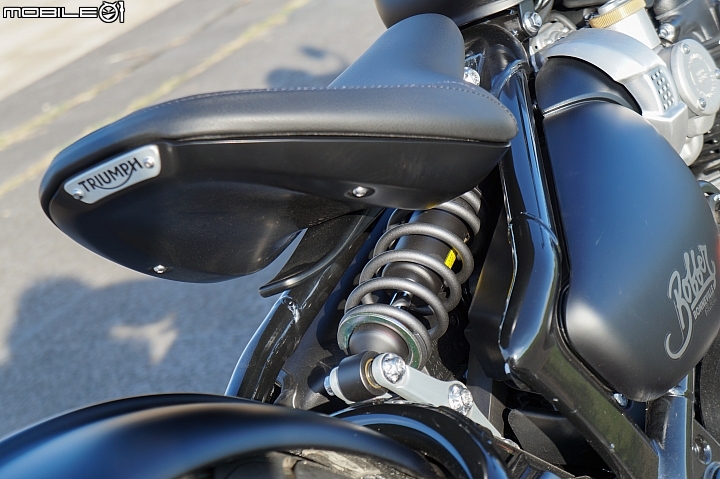 2018 TRIUMPH Bonneville Bobber Black 專屬騎士的黑色美學