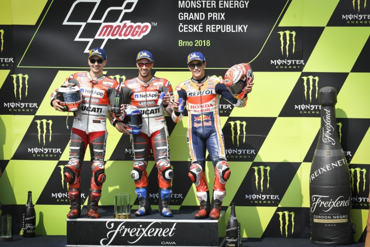 【MotoGP】捷克站-Dovizioso 以強悍的實力拿下了本季第二座分站冠軍,Lorenzo 則是在最後演出漂亮的超車上到第二,雖然 Maquez 只以第三名坐收 【MotoGP】捷克站-Dovizioso 以強悍的實力拿下了本季第二座分站冠軍,Lorenzo 則是在最後演出漂亮的超車上到第二,雖然 Maquez 只以第三名坐收
