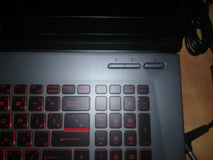 剛買的筆電 會黑屏 請問這是怎麼了...