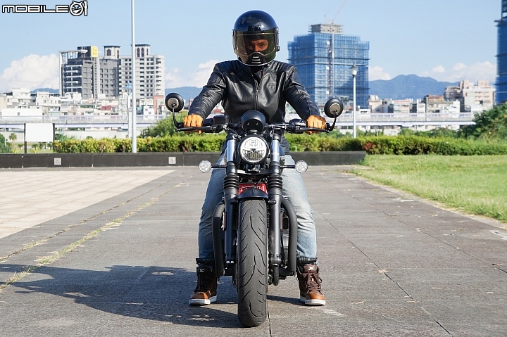 2018 TRIUMPH Bonneville Bobber Black 專屬騎士的黑色美學