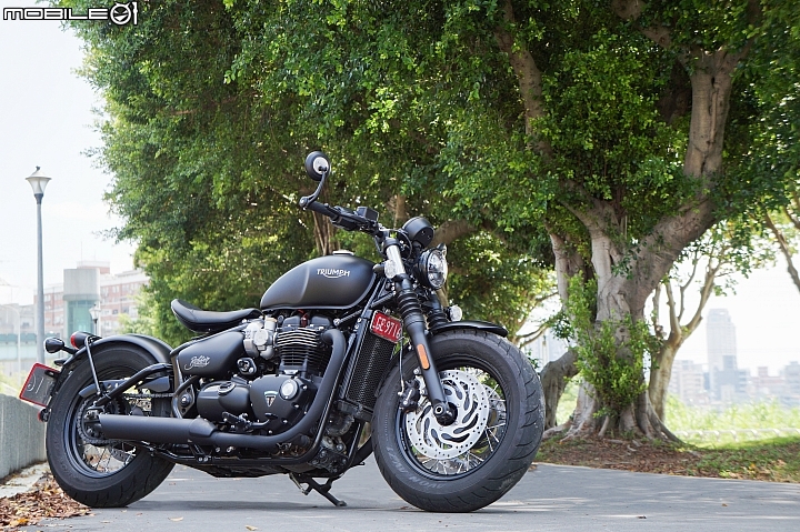 2018 TRIUMPH Bonneville Bobber Black 專屬騎士的黑色美學