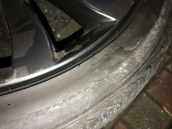 2017年式 MAZDA 6  65快速道路 時速130 爆胎就是穩.不晃~~