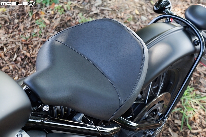 2018 TRIUMPH Bonneville Bobber Black 專屬騎士的黑色美學