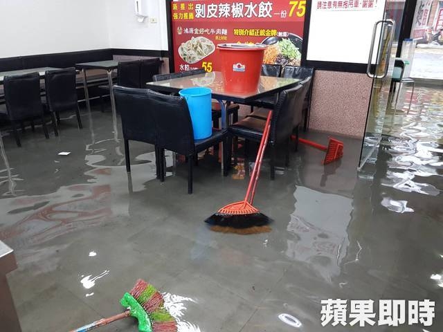 台南市區多處淹  大水灌入牛肉麵店