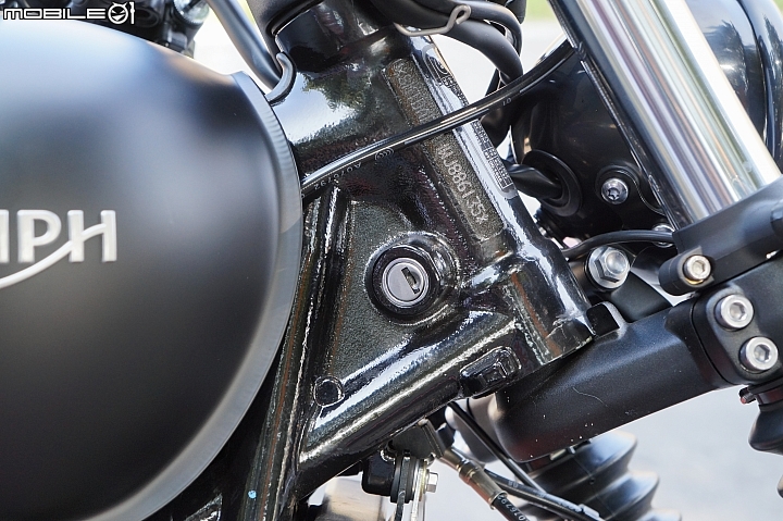 2018 TRIUMPH Bonneville Bobber Black 專屬騎士的黑色美學