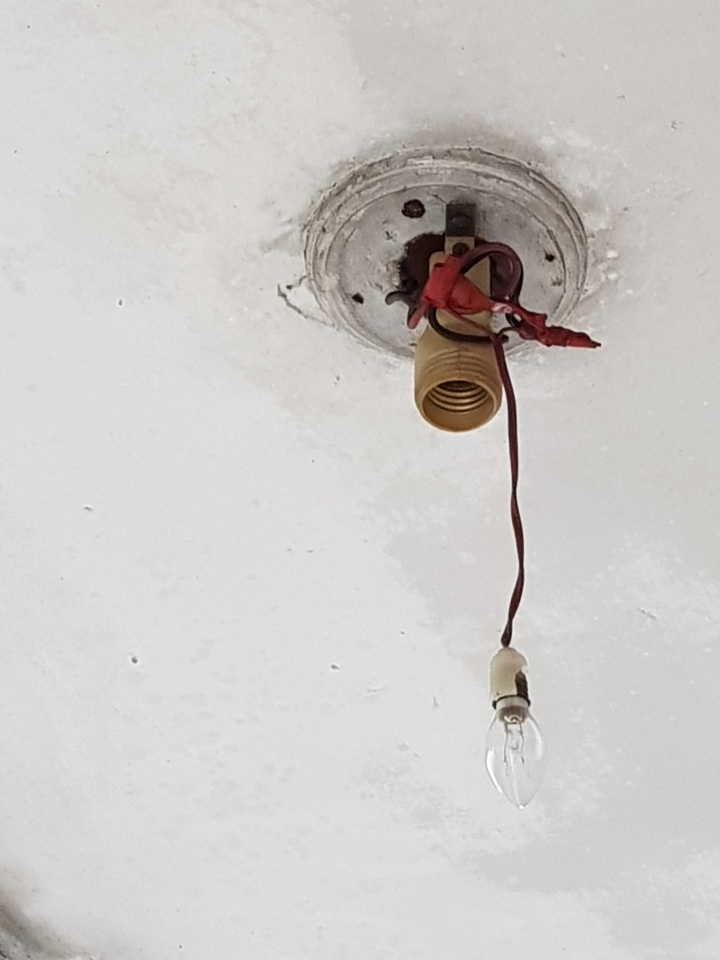 新手上路，想更換牆壁舊的開關及門外電燈燈座。