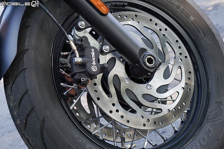 2018 TRIUMPH Bonneville Bobber Black 專屬騎士的黑色美學