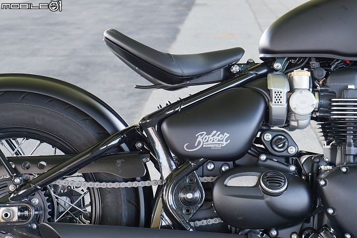 2018 TRIUMPH Bonneville Bobber Black 專屬騎士的黑色美學