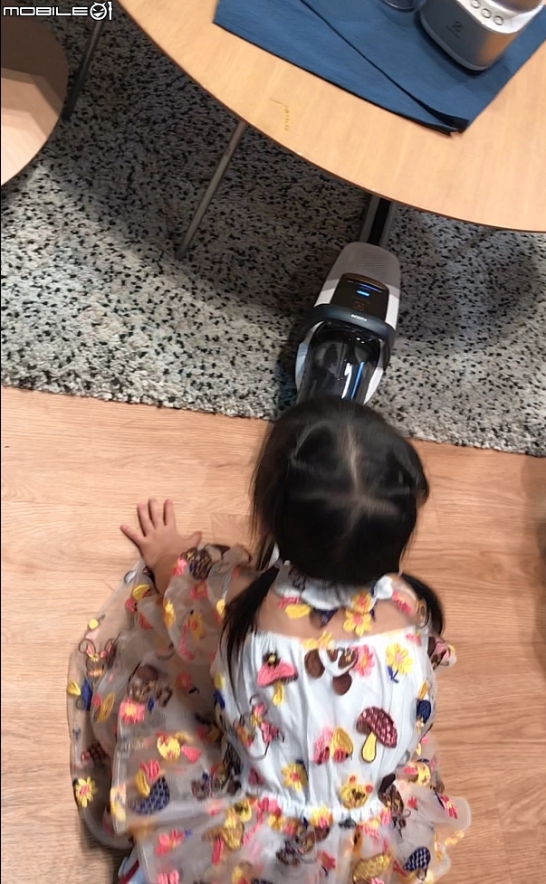 【大叔愛掃地之夫人篇】訓練小孩做家事的其中一個好方法，就是帶著他去參加伊萊克斯Electrolux《PURE F9滑移百變吸塵器》體驗活動!