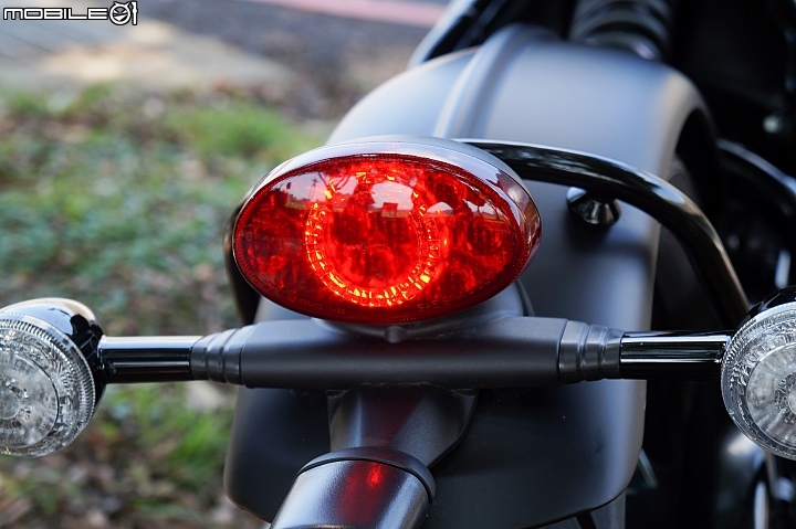 2018 TRIUMPH Bonneville Bobber Black 專屬騎士的黑色美學