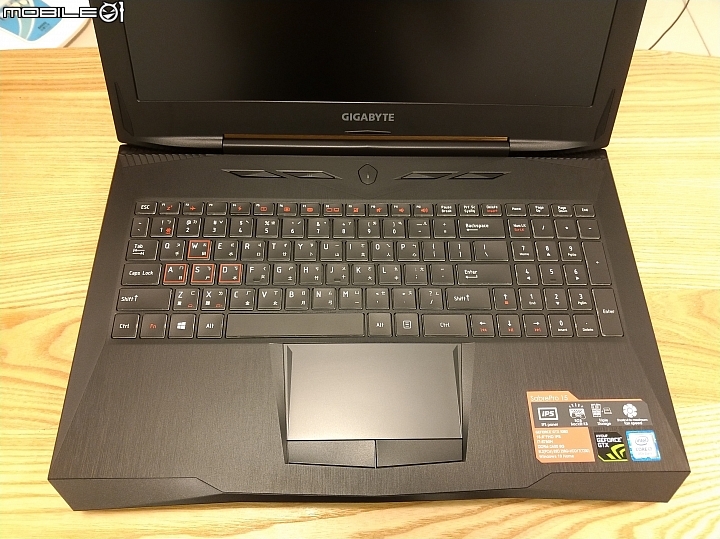 [不專業開箱] GIGABYTE SabrePro 15-W8 高質感平價電競筆電