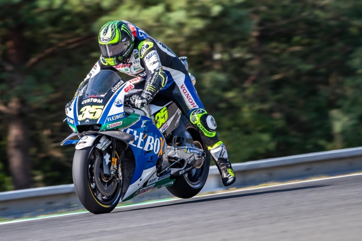 【MotoGP】受到干擾的 Cal Crutchlow 也重新掌握節奏,連續把 Lorenzo 和 Rossi 超越上到第三。 【MotoGP】受到干擾的 Cal Crutchlow 也重新掌握節奏,連續把 Lorenzo 和 Rossi 超越上到第三。
