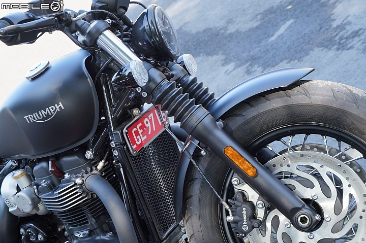 2018 TRIUMPH Bonneville Bobber Black 專屬騎士的黑色美學