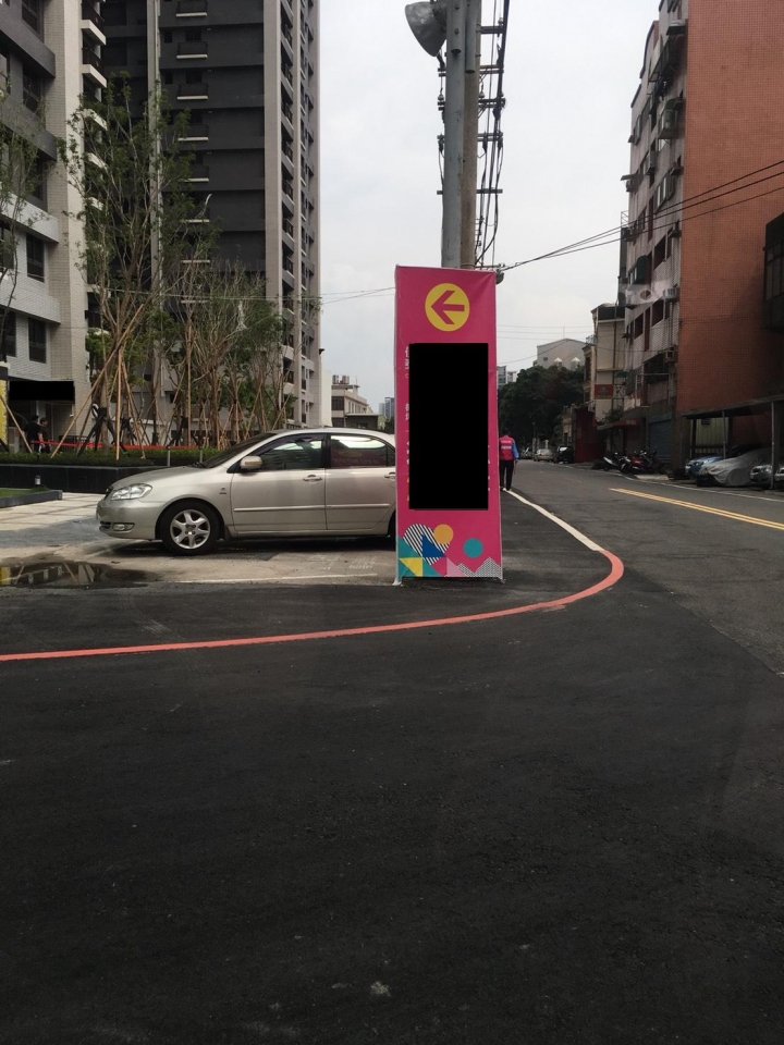 請問這廣告和車輛可以檢舉嗎?