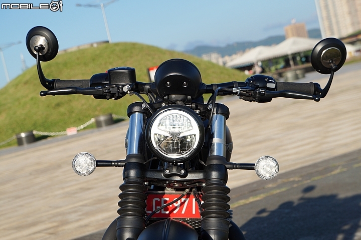 2018 TRIUMPH Bonneville Bobber Black 專屬騎士的黑色美學