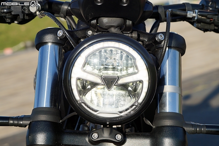 2018 TRIUMPH Bonneville Bobber Black 專屬騎士的黑色美學