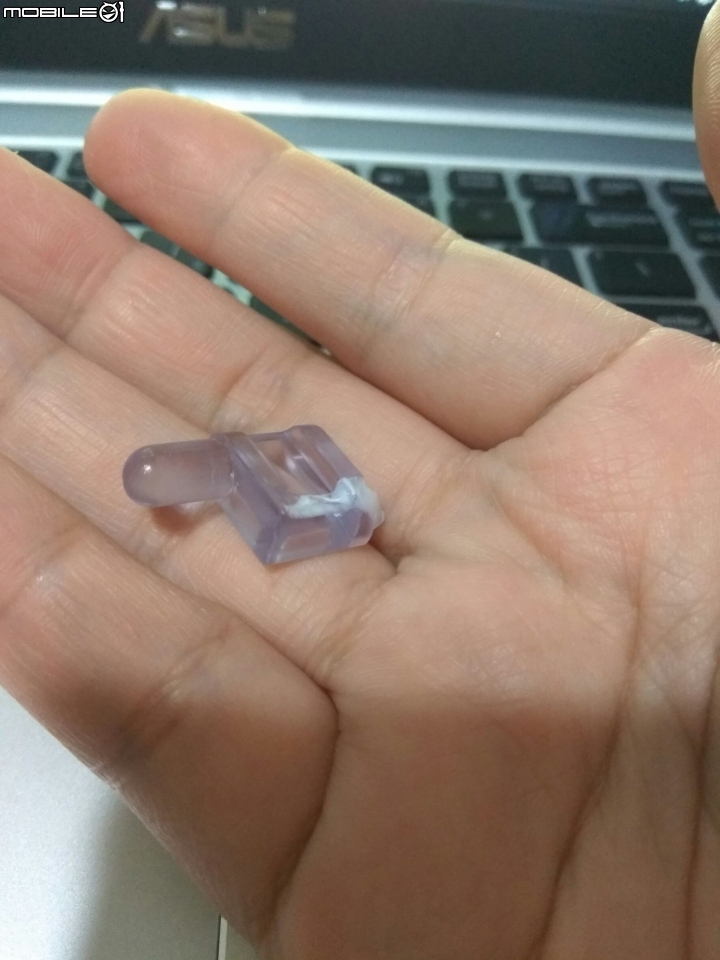 NA-V188EBS-S 全新洗衣機第二天發現這個斷掉卡榫，請問大家這是什麼零件呢?