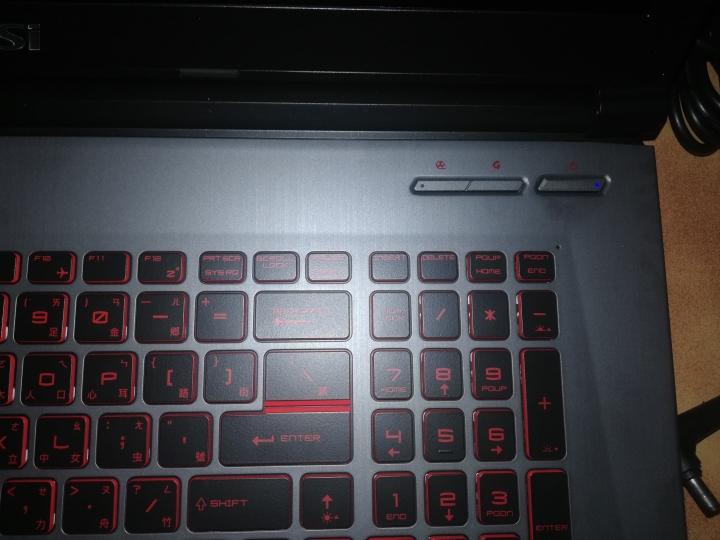 剛買的筆電 會黑屏 請問這是怎麼了...