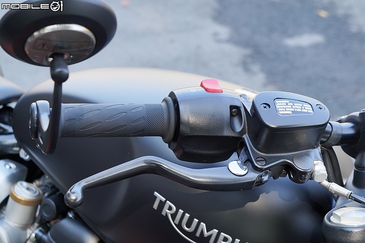 2018 TRIUMPH Bonneville Bobber Black 專屬騎士的黑色美學