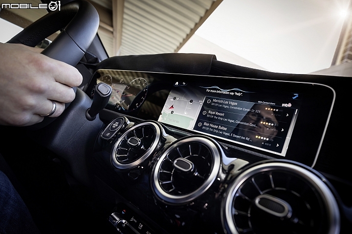 M.Benz A-Class 這套新世代MBUX系統,除整合上述寬螢幕數位儀錶、方向盤觸控按鈕操控、觸控手寫板以外,於選單方面同為全新設計。 M.Benz A-Class 這套新世代MBUX系統,除整合上述寬螢幕數位儀錶、方向盤觸控按鈕操控、觸控手寫板以外,於選單方面同為全新設計。