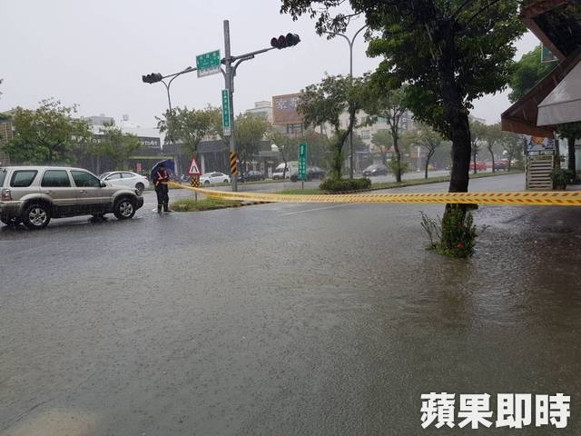 台南市區多處淹  大水灌入牛肉麵店