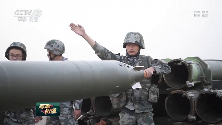 對台主力大漠練兵，遠程制導火箭彈齊射