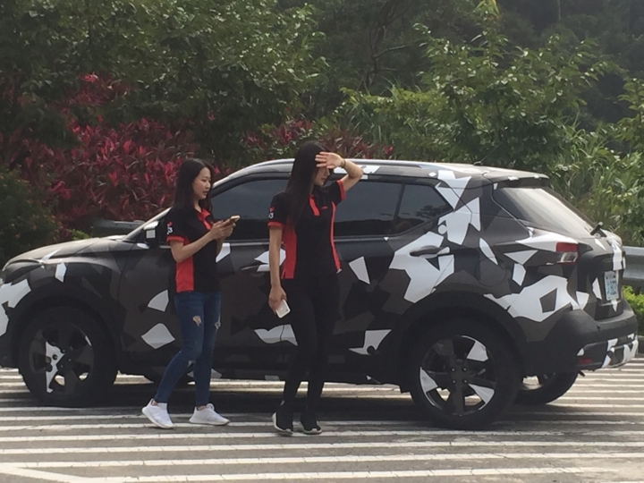 今日不神車，改神妹子