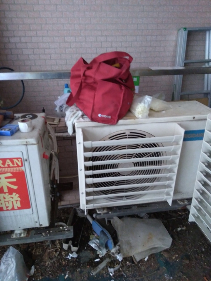 家住二樓的冷氣室外機,需要加裝遮雨棚防藥水及酸雨嗎???