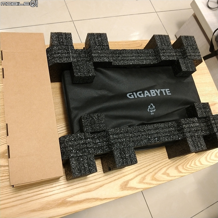 [不專業開箱] GIGABYTE SabrePro 15-W8 高質感平價電競筆電